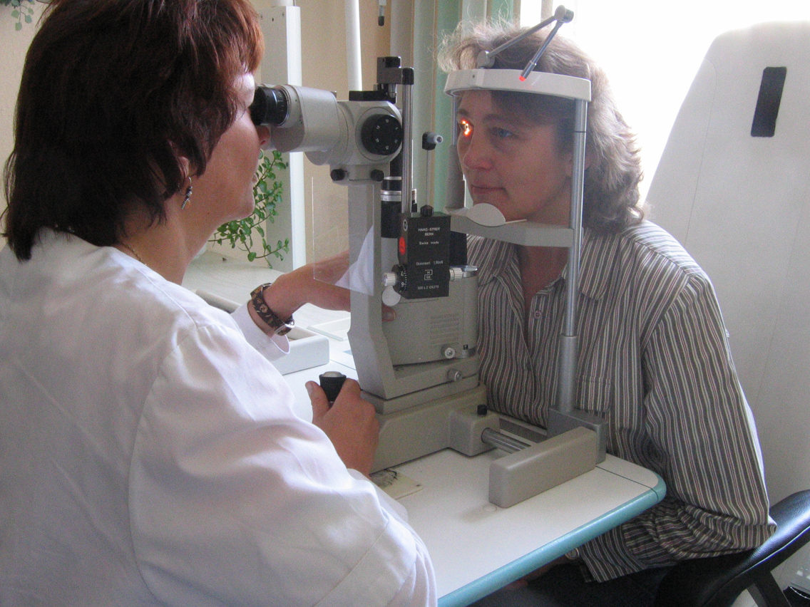 Mulher faz um exame de mapeamento ocular