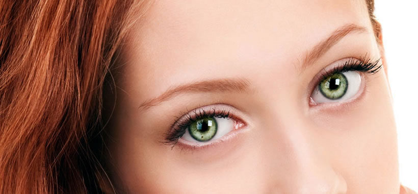 Close nos belos olhos verdes de uma garota