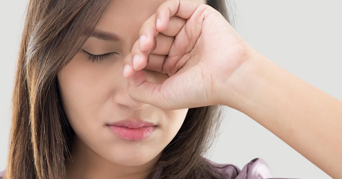 mulher leva a mão aos olhos parentando dor||LENTES DESCARTÁVEIS||homem com dor nos olhos||||