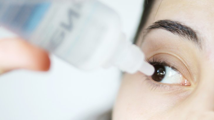 lentes de contato grudam nos olhos