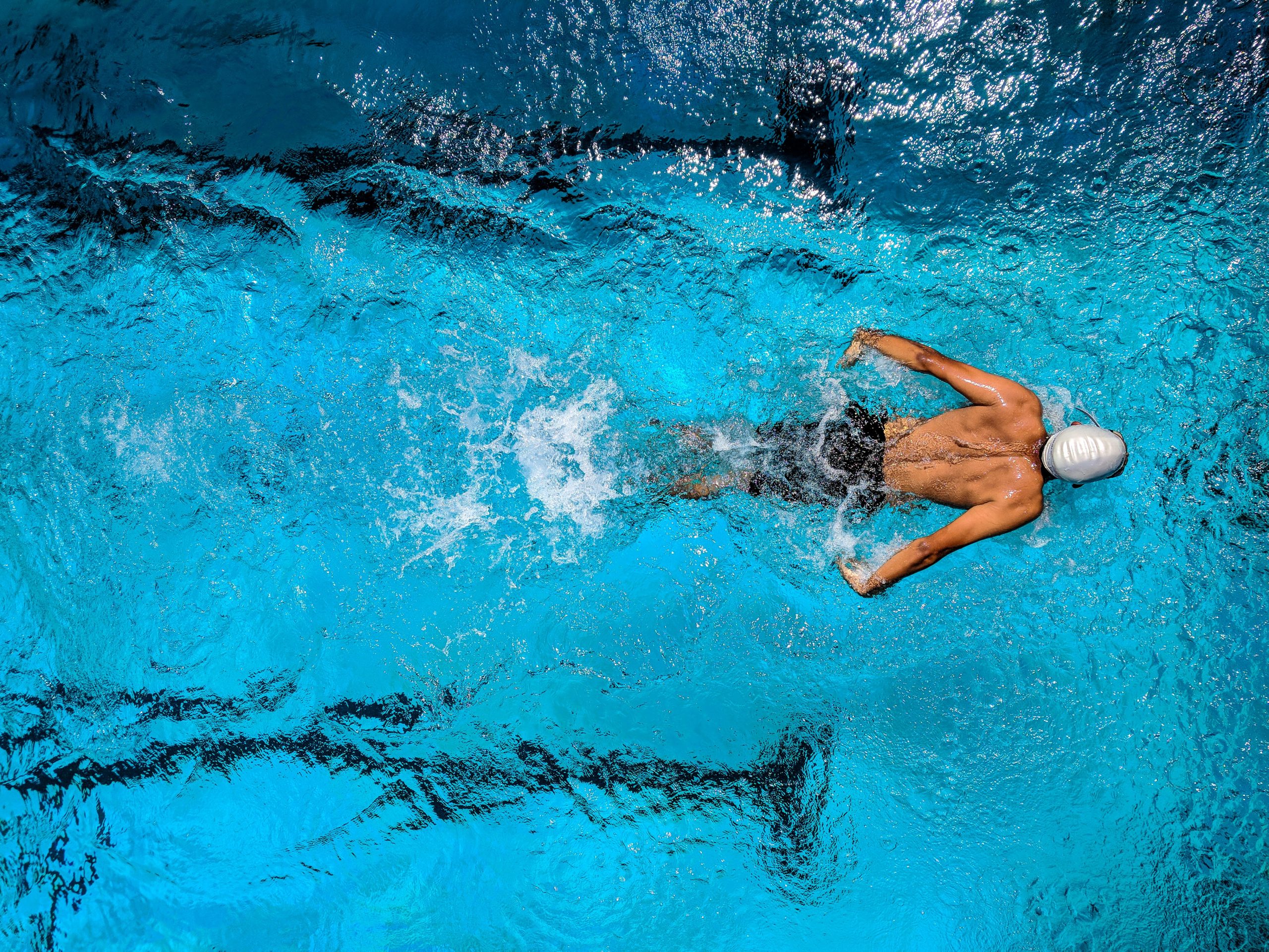 Biosoft 1 Day||Close em mulher de olhos azuis na piscina||||||Biosoft 1 Day||Close em mulher de olhos azuis na piscina