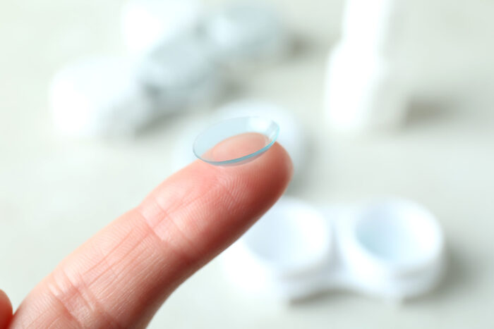 Como são produzidas as lentes de contato?