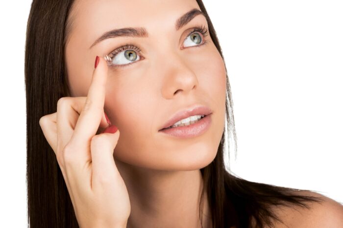 Mau uso de lentes de contato pode causar infecção ocular e até perda de visão